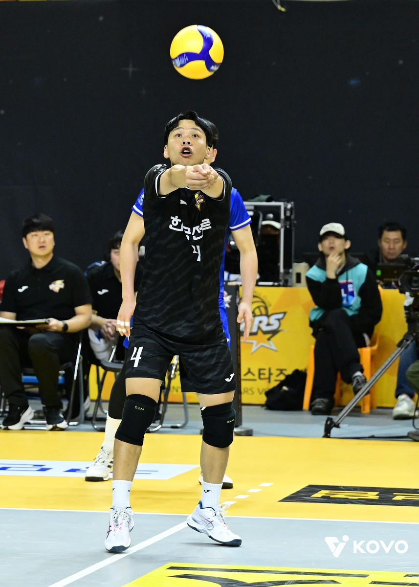 리시브하는 한국전력의 리베로 정민수