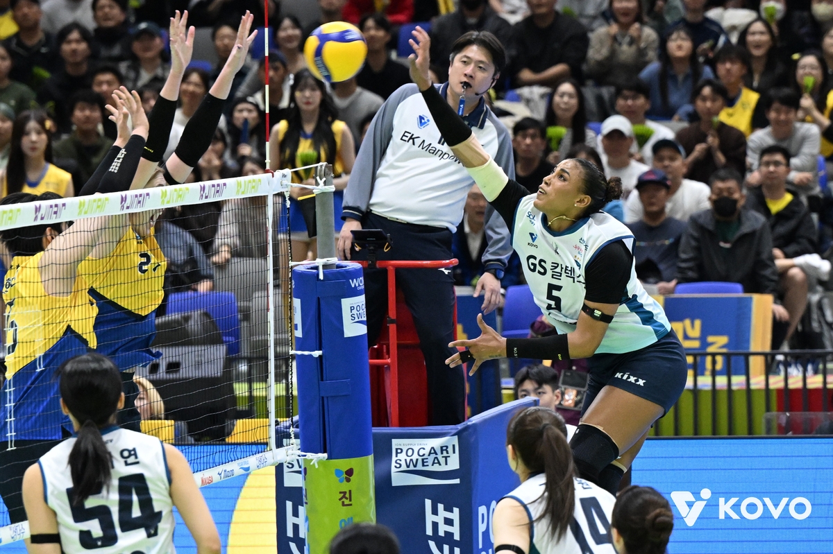 공격하는 실바(오른쪽)