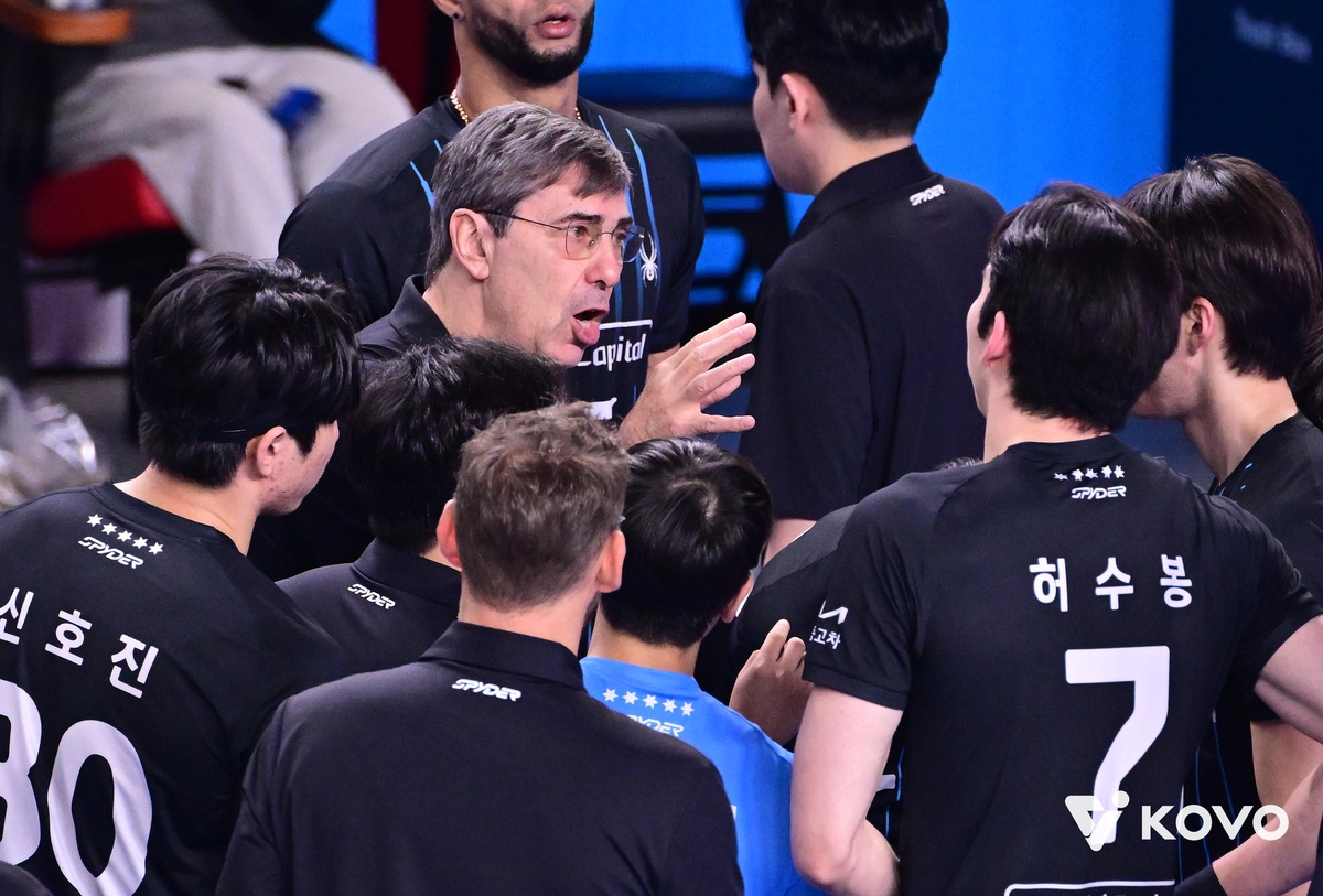 블랑 감독(중앙) 작전 지시를 듣는 현대캐피탈 선수들