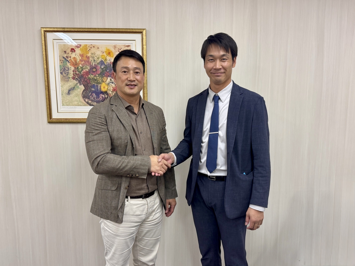 김재현 SSG 단장(왼쪽)과 악수하는 다케다