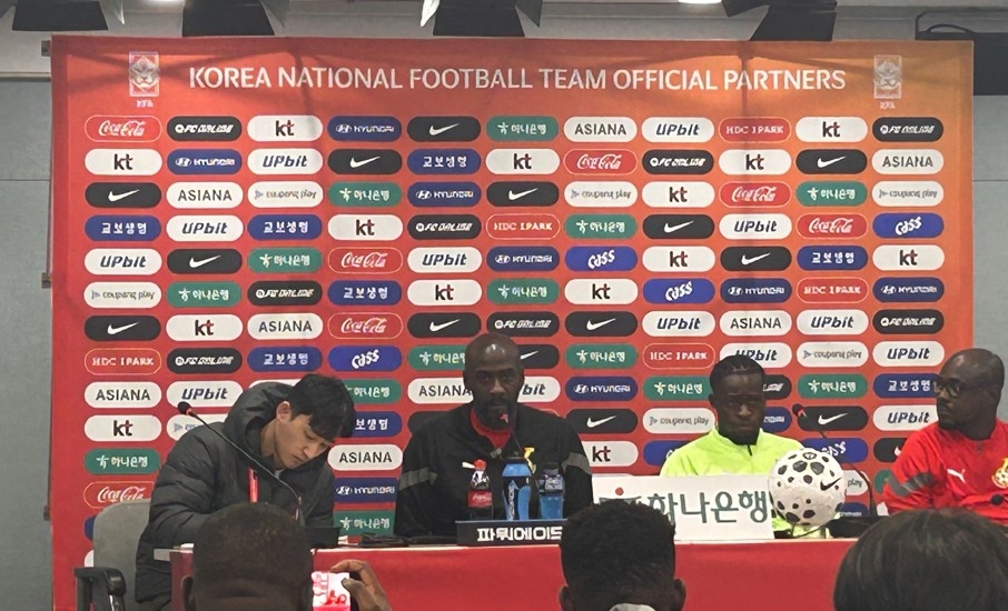 기자회견에 나선 가나 대표팀의 오토 아도 감독