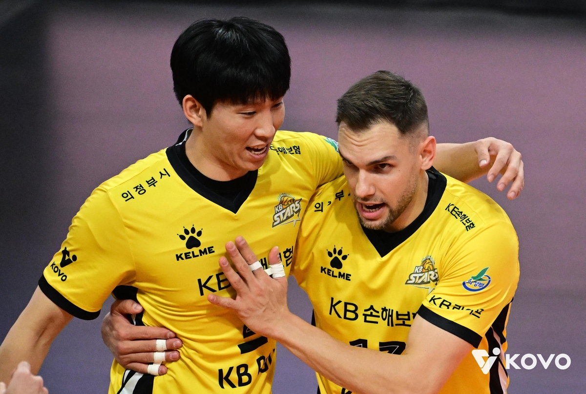 득점 후 기뻐하는 KB손해보험 황택의(왼쪽)와 비예나