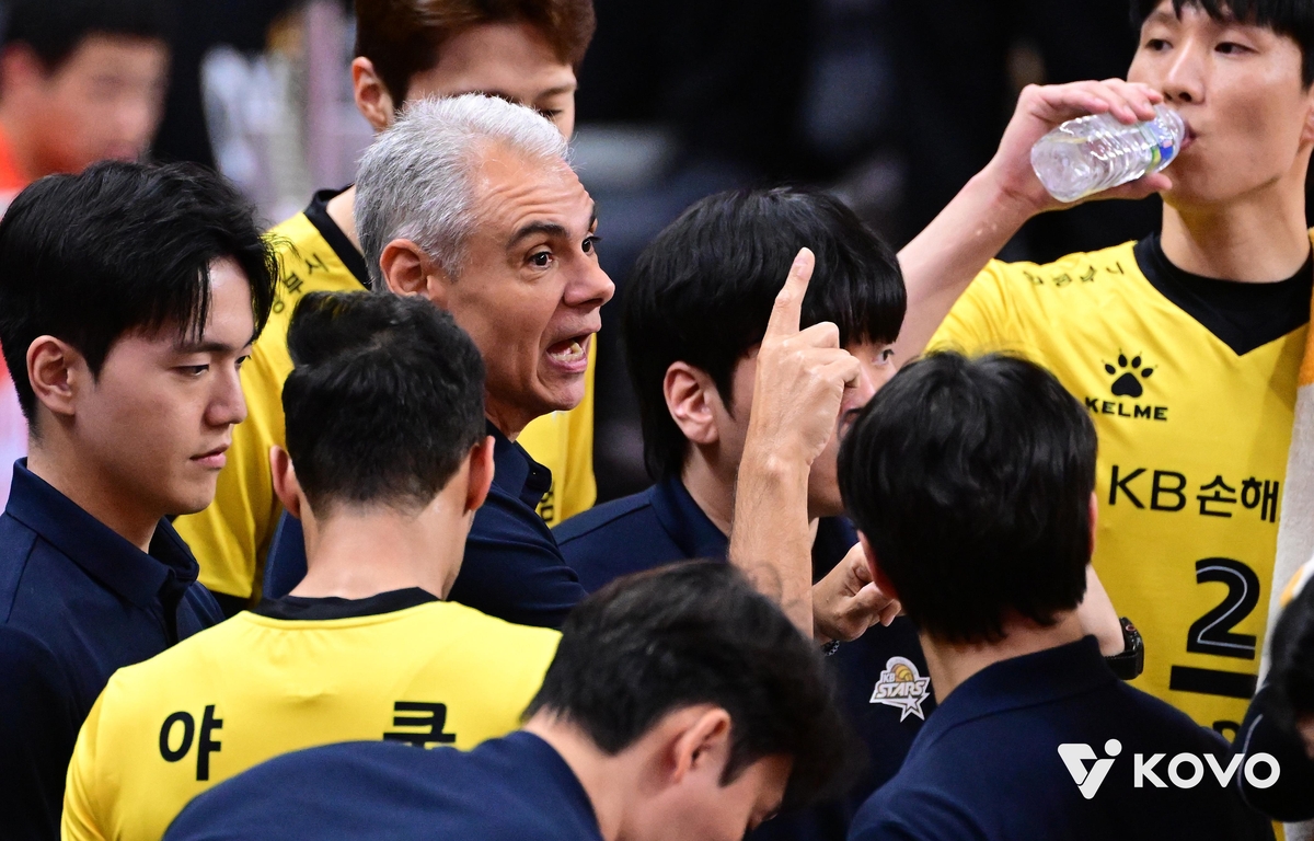 작전 지시하는 레오나르도 KB손보 감독(중앙)