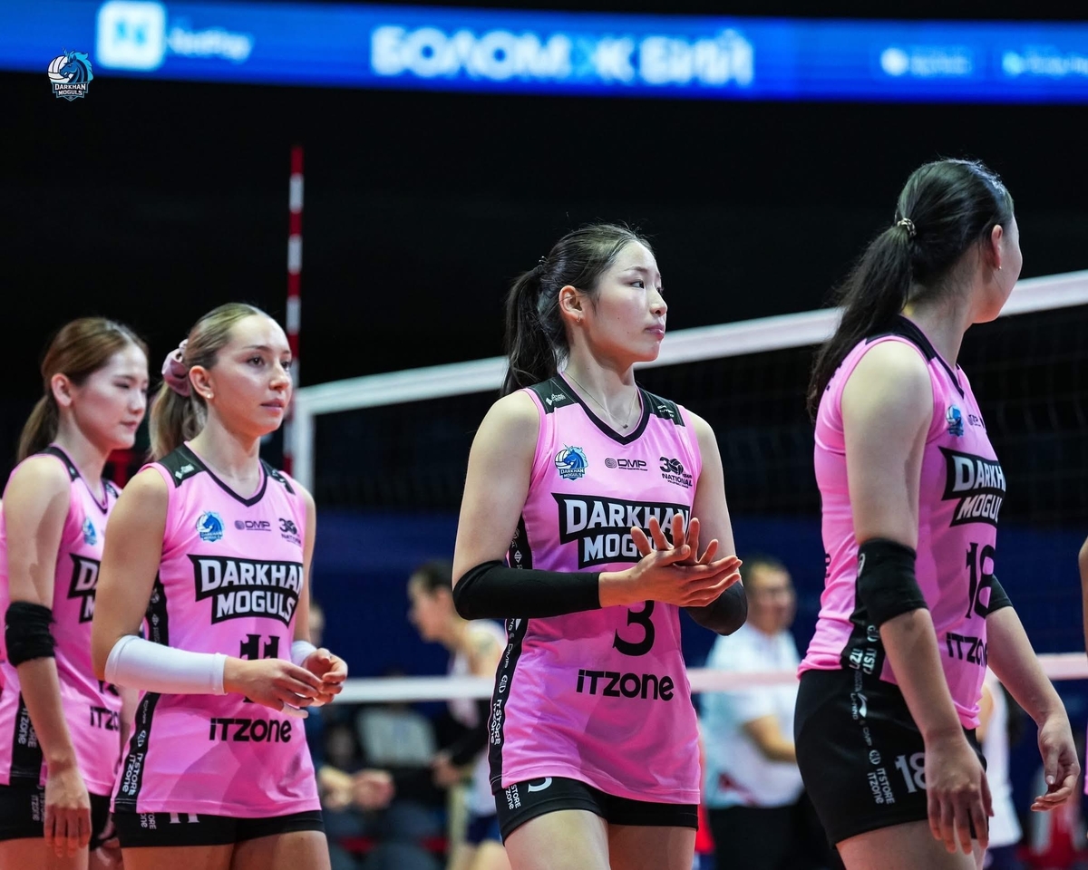 몽골 리그 소속으로 뛸 때의 인쿠시(중앙)