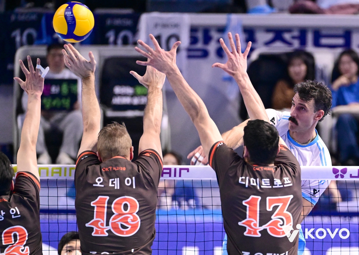 스파이크하는 대한항공의 러셀(맨 오른쪽)