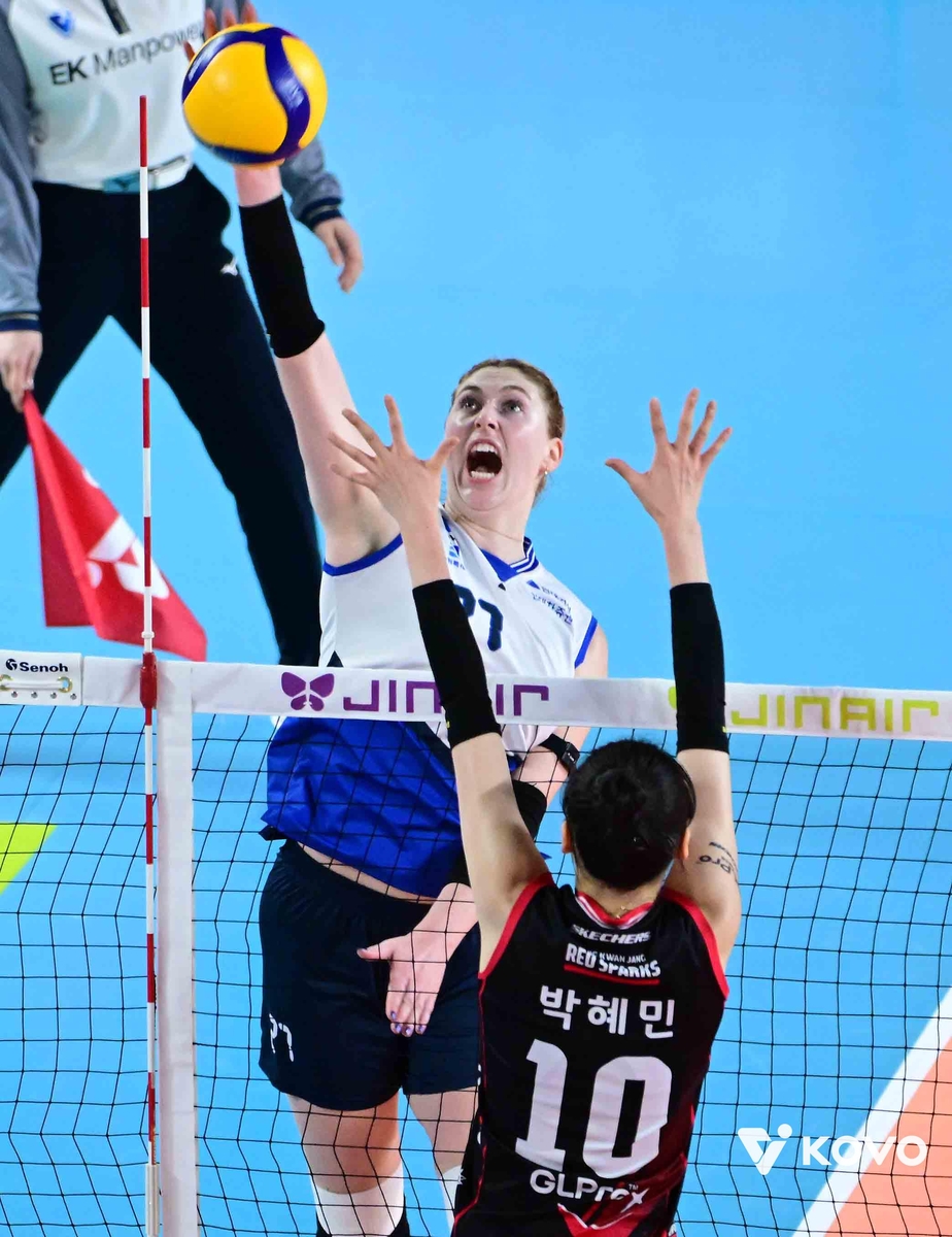 공격하는 현대건설의 카리(뒤쪽)