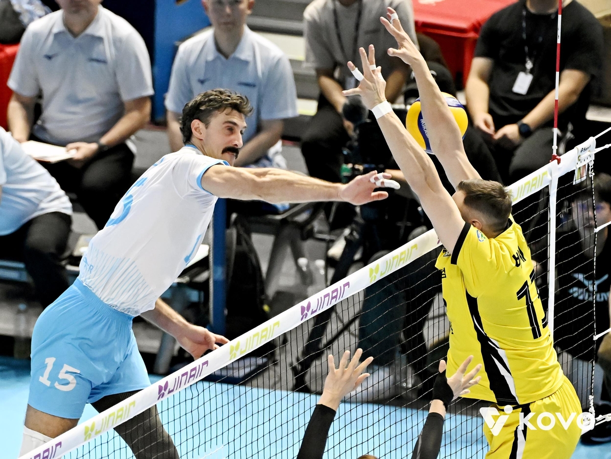 공격하는 대한항공의 러셀(왼쪽)