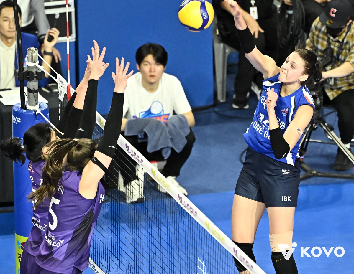 공격하는 IBK기업은행의 빅토리아(오른쪽)