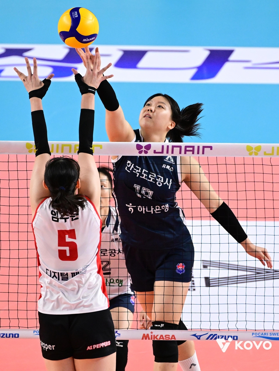 공격하는 한국도로공사의 이지윤(오른쪽)