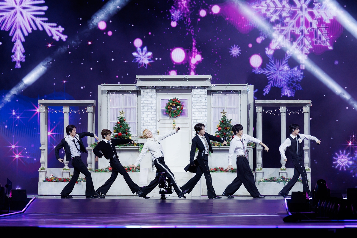 검은 리본을 착용하고 무대에 오른 그룹 보이넥스트도어