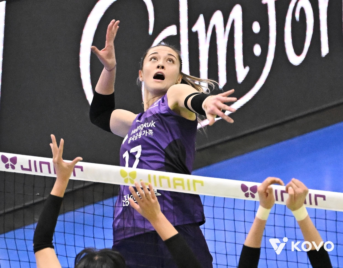 스파이크하는 흥국생명의 레베카