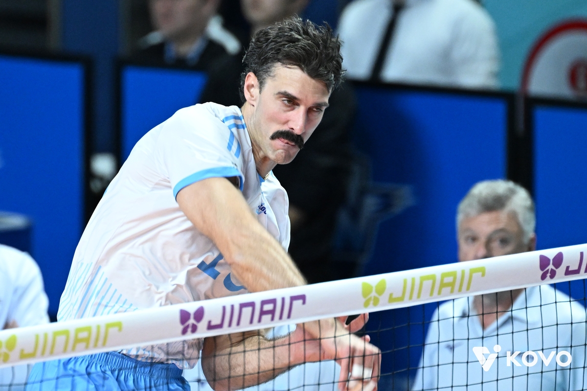 강스파이크를 날리는 대한항공 러셀