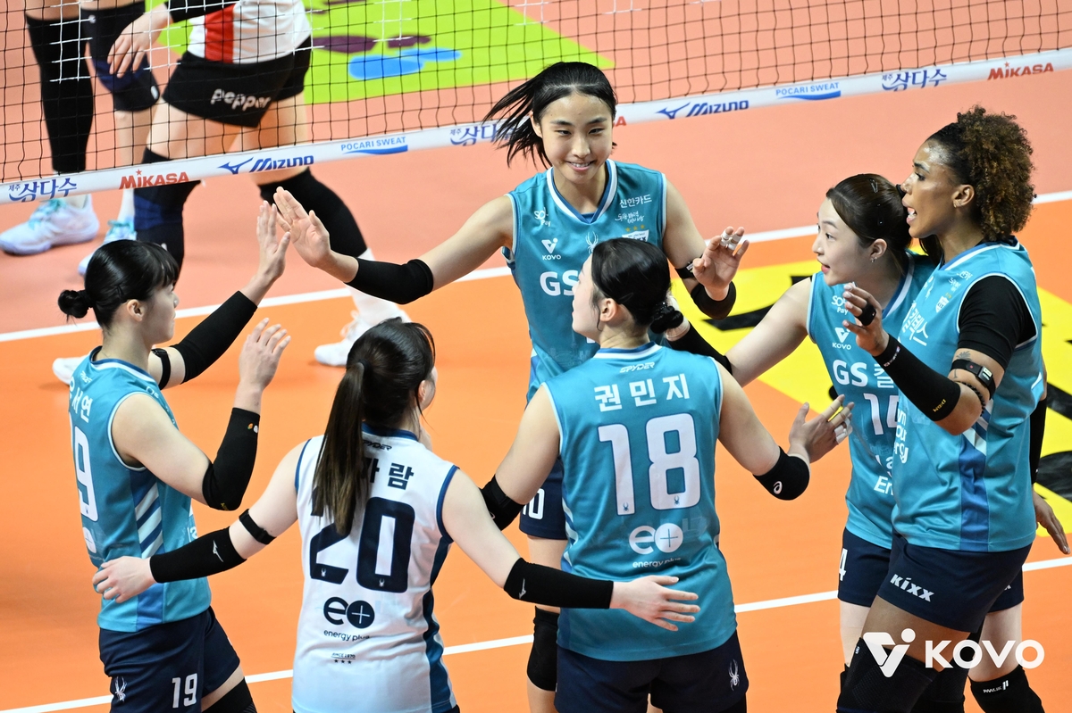 '실바+유서연 38점' GS칼텍스, 페퍼에 셧아웃 승리…3위로 도약