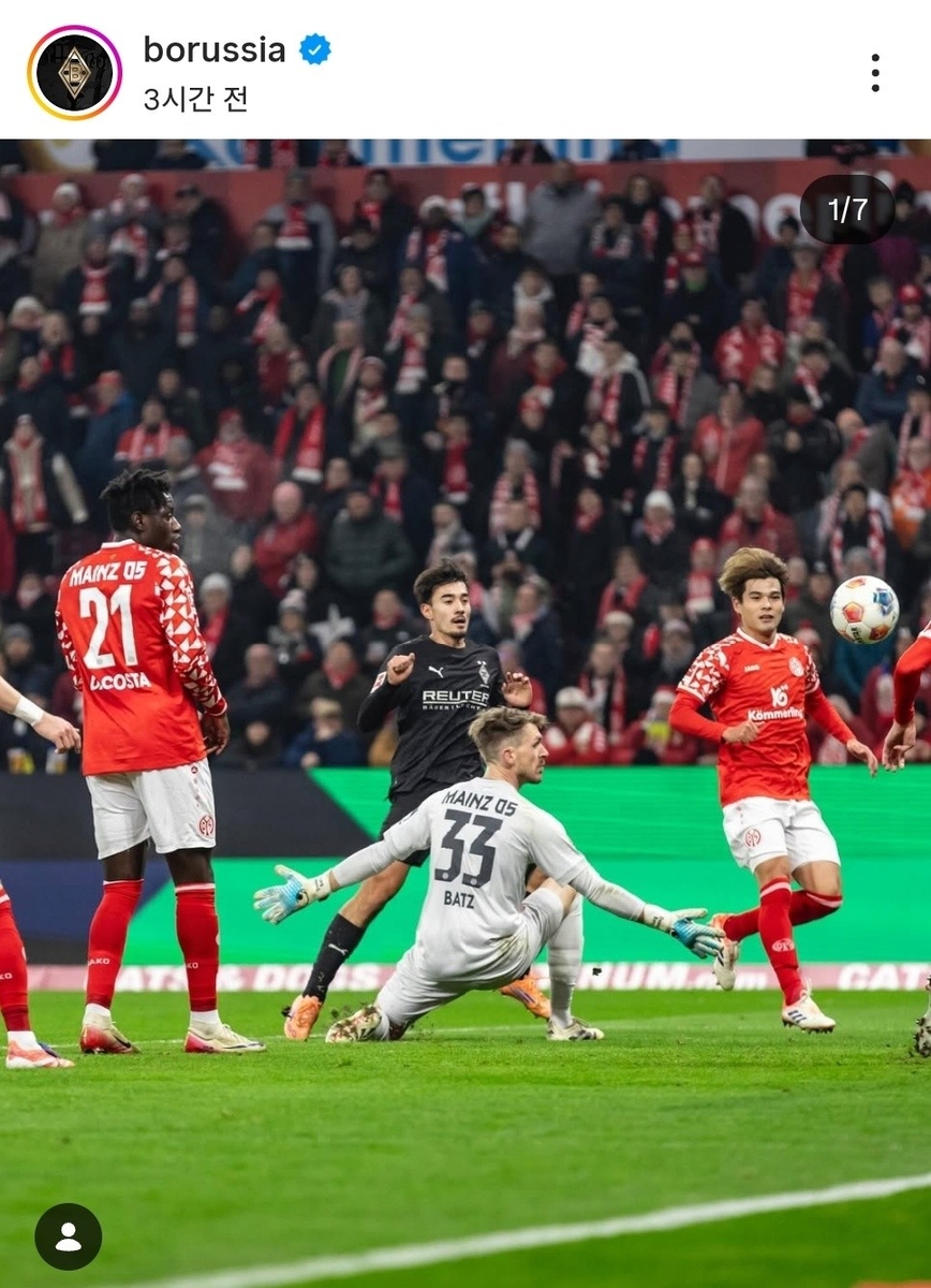 마인츠와의 경기에 출전한 카스트로프(가운데)