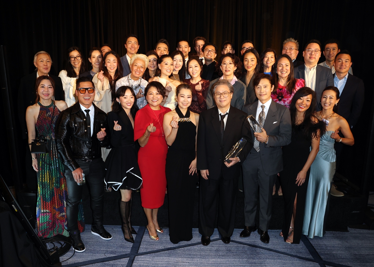 'KALH 아너스' 초대 수상자 박찬욱, 매기 강 감독, 이병헌과 KALH 관계자들