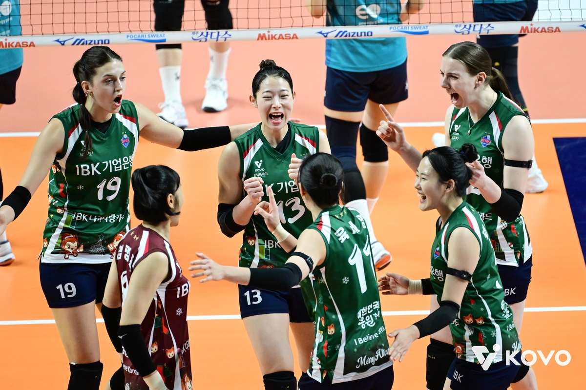 '여오현 매직' IBK, 거침없는 4연승…여자배구 중위권 싸움 점화