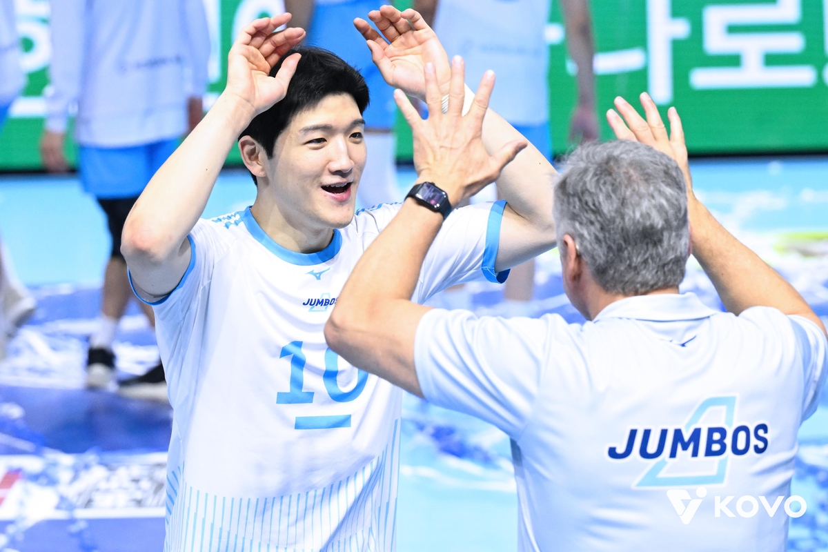 하이파이브 하는 정지석(왼쪽)과 헤난 대한항공 감독