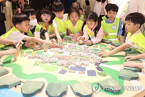 [율곡로] 개근 거지·빌라 거지…누가 아이들에 혐오를 심었나