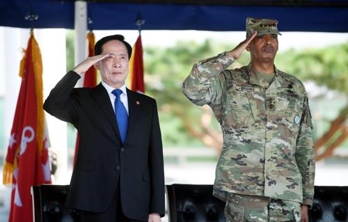 El ministro de Defensa de Corea del Sur, Song Young-moo (izq.), junto con el general Vincent K. Brooks, comandante de las Fuerzas Armadas Estadounidenses en Corea del Sur, saludan, el 4 de agosto del 2017, en una ceremonia de guardia honor realizada durante la primera inspección del Ejército de Song tras su investidura como jefe de Defensa, en la sede del Estado Mayor Conjunto. (Foto cortesía del Ministerio de Defensa)