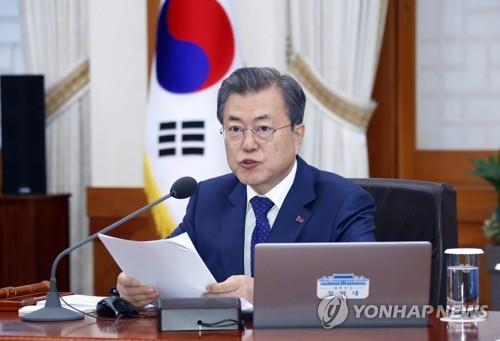 El presidente de Corea del Sur, Moon Jae-in, habla durante una reunión del Gabinete, el 9 de abril de 2019, en la Oficina del Presidente, Cheong Wa Dae, en el centro de Seúl.