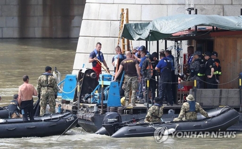 (AMPLIACIÓN) Se confirma que los 5 cuerpos hallados son víctimas surcoreanas del hundimiento del barco en Hungría