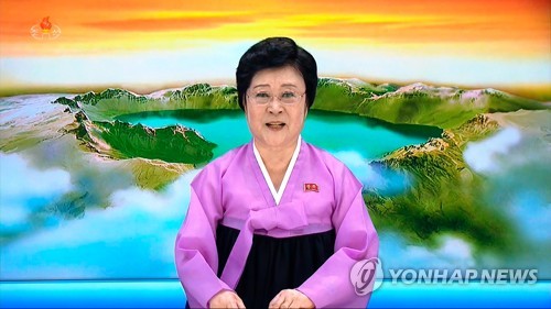 La imagen, capturada, el 24 de junio de 2020, de una transmisión de la Estación Central de Televisión de Corea del Norte (KCTV, según sus siglas en inglés), muestra a la presentadora norcoreana Ri Chun-hee leyendo un comunicado sobre la suspensión de los "planes de acción militar" de Corea del Norte contra Corea del Sur, durante una reunión de la Comisióm Militar Central, presidida por el presidente del Comité de Asuntos de Estado norcoreano, Kim Jong-un, celebrada el día anterior. (Uso exclusivo dentro de Corea del Sur. Prohibida su distribución parcial o total) 