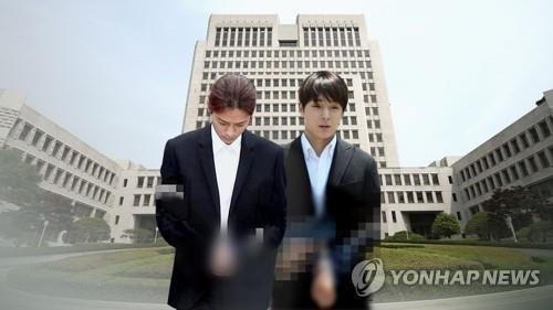 La imagen de archivo muestra a Jung Joon-young (izda.) y Choi Jong-hoon.