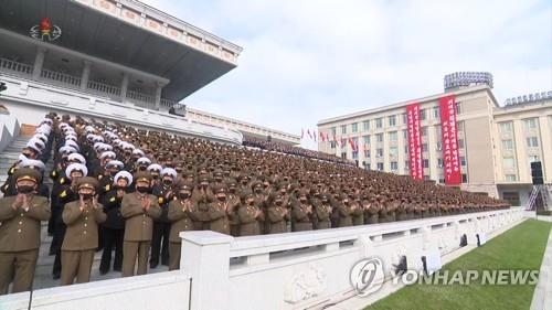 La foto, capturada, el 12 de octubre de 2020, de la Estación Central de Televisión de Corea del Norte (KCTV, según sus siglas en inglés), muestra una manifestación militar-civil en la plaza de Kim Il-sung, en el centro de Pyongyang. (Uso exclusivo dentro de Corea del Sur. Prohibida su distribución parcial o total)