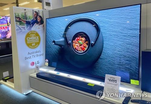 La imagen, proporcionada el 4 de septiembre de 2020 por LG Electronics Inc., muestra el televisor OLED de la compañía exhibido en una tienda de electrodomésticos en Sídney, Australia. (Prohibida su reventa y archivo)