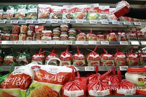 La foto de archivo, sin fechar, muestra productos de "kimchi" empaquetados en un supermercado, en Seúl.