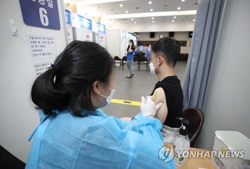 Una trabajadora médica administra una vacuna contra el COVID-19 a un ciudadano, el 15 de junio de 2021, en un centro de salud, en Seúl.