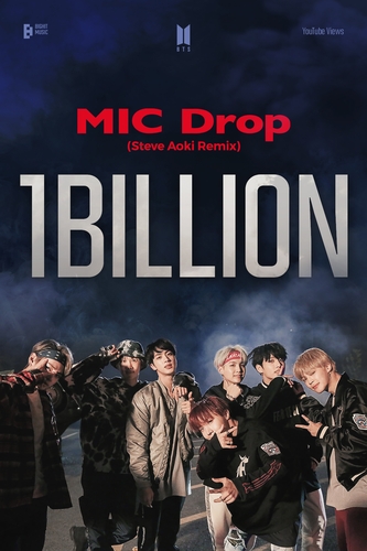 La imagen, proporcionada, el 27 de julio de 2021, por Big Hit Music, muestra un póster que conmemora los 1.000 millones de visualizaciones del vídeo musical "MIC Drop" de BTS en YouTube. (Prohibida su reventa y archivo)