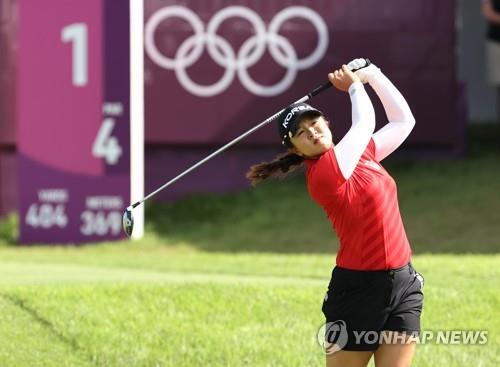 La golfista surcoreana Kim Sei-young realiza un golpe de "tee" de salida en el primer hoyo de la tercera ronda del torneo de golf femenino de los Juegos Olímpicos de Tokio, el 6 de agosto de 2021, en el Club de Campo de Kasumigaseki, en Saitama, Japón. 