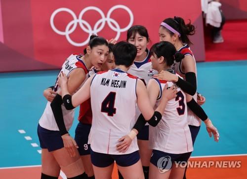 (AMPLIACIÓN) Moon aclama al equipo de voleibol femenino por su juego olímpico conmovedor
