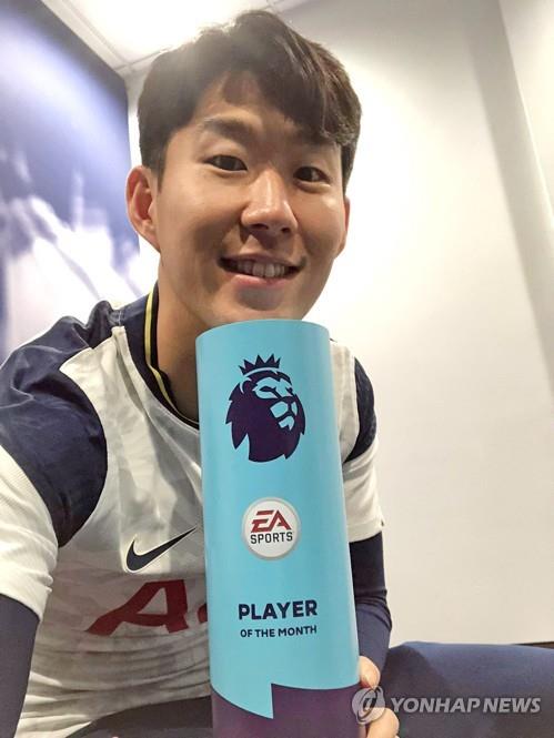 La imagen, capturada, el 20 de noviembre de 2020, de la cuenta de Twitter del Tottenham Hotspur, muestra a su delantero, Son Heung-min, sonriendo para una foto con su trofeo de jugador del mes de octubre de la Primera Liga inglesa (EPL, según sus siglas en inglés). (Prohibida su reventa y archivo)