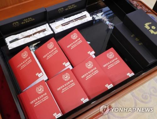 La foto muestra pasaportes diplomáticos entregados a los integrantes de BTS, quienes fueron nombrados enviados presidenciales especiales para las generaciones futuras y la cultura.
