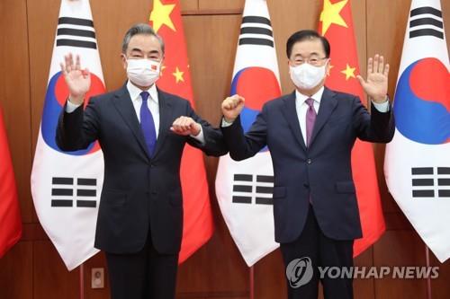 (AMPLIACIÓN) El canciller chino insta a Corea del Sur a profundizar el 'sentido de comunidad'