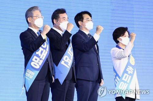 Esta foto, proporcionada por el cuerpo de prensa de la Asamblea Nacional, muestra a cuatro contendientes presidenciales del Partido Democrático posando para las fotos en un evento del partido celebrado el 10 de octubre de 2021, en Seúl. (Prohibida su reventa y archivo)