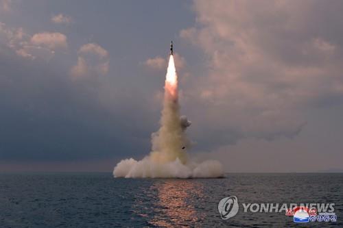 La foto, publicada, el 20 de octubre de 2021, por la Agencia Central de Noticias de Corea del Norte (KCNA, según sus siglas en inglés), muestra un misil balístico de lanzamiento submarino (SLBM) siendo lanzado en aguas frente a la costa oriental norcoreana, el día anterior. (Uso exclusivo dentro de Corea del Sur. Prohibida su distribución parcial o total)