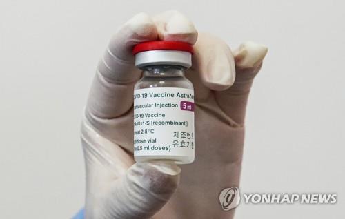 Un trabajador médico muestra un vial de la vacuna contra el coronavirus de AstraZeneca, el 12 de agosto de 2021, en un centro de vacunación en el sur de Seúl.