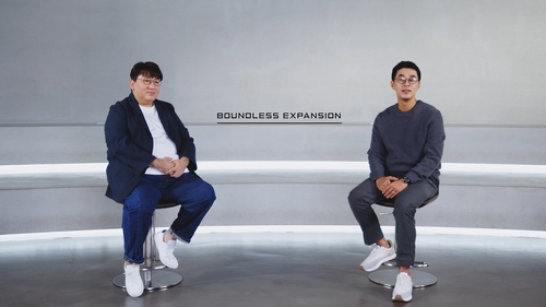 La foto, proporcionada por Hybe, muestra a su fundador y presidente, Bang Si-hyuk (izda.), y su director ejecutivo, Park Ji-won, el 4 de noviembre de 2021, durante una sesión informativa para desvelar los planes de negocios futuros de la compañía. (Prohibida su reventa y archivo)