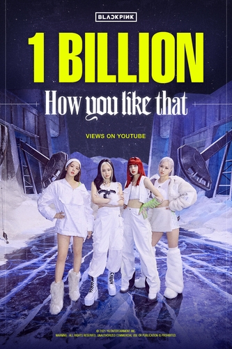 La foto, proporcionada por YG Entertainment, muestra un póster que celebra los 1.000 millones de visualizaciones en YouTube, alcanzados, el 12 de noviembre de 2021, por el vídeo musical de "How You Like That" de BLACKPINK. (Prohibida su reventa y archivo)