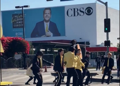 La foto, capturada de la cuenta de Twitter del programa estadounidense "The Late Late Show with James Corden", de la CBS, muestra al grupo masculino de K-pop BTS realizando una actuación sorpresiva de "Butter" en las calles de Los Ángeles. (Prohibida su reventa y archivo) 