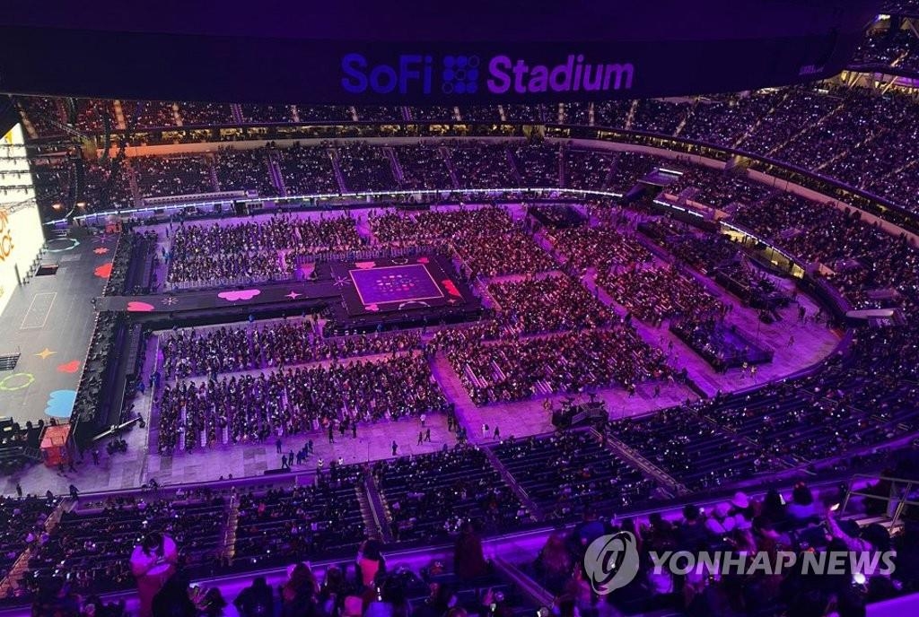 La foto, proporcionada por un lector, muestra el estadio SoFi, en la ciudad californiana de Inglewood, EE. UU., lleno de gente, el 27 de noviembre de 2021 (hora local), antes del inicio del concierto de la superestrella del K-pop BTS. (Prohibida su reventa y archivo) 