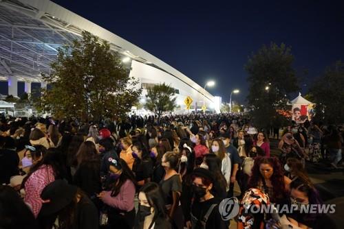 Una gran multitud espera para ingresar en el concierto de la superestrella del K-pop BTS, el 27 de noviembre de 2021 (hora local), en el estadio SoFi, en Inglewood, en el condado de Los Ángeles.