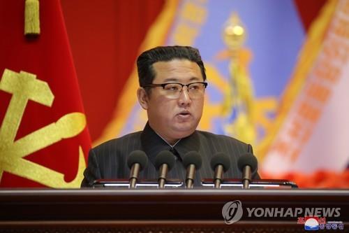 La foto, proporcionada, el 7 de diciembre de 2021, por la Agencia Central de Noticias de Corea del Norte (KCNA, según sus siglas en inglés), muestra al presidente del Comité de Asuntos de Estado de Corea del Norte, Kim Jong-un, presidiendo una reunión de educadores militares del Ejército Popular de Corea del Norte en la Casa de la Cultura del 25 de Abril, en Pyongyang. El encuentro se llevó a cabo del 4 al 5 de diciembre. (Uso exclusivo dentro de Corea del Sur. Prohibida su distribución parcial o total)