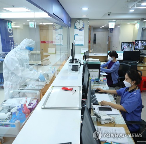 Los trabajadores sanitarios están de turno en un hospital exclusivo para casos de coronavirus, en Seúl, el 29 de diciembre de 2021, cuando no hubo pacientes con COVID-19 en el país que estuvieran esperando ser admitidos en hospitales, por primera vez en 56 días.