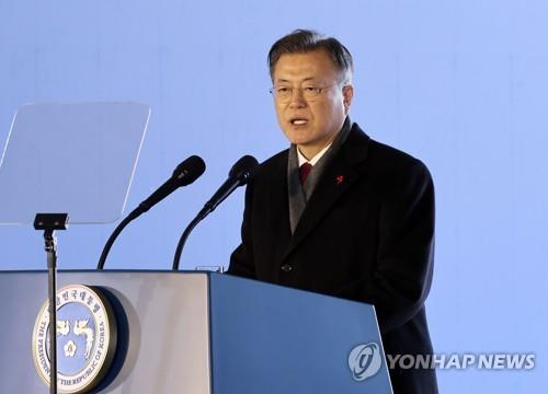 El presidente surcoreano, Moon Jae-in, pronuncia un discurso, el 5 de enero de 2022, durante la ceremonia de inicio de la construcción de una vía férrea en la ciudad oriental de Goseong, en la provincia de Gangwon.