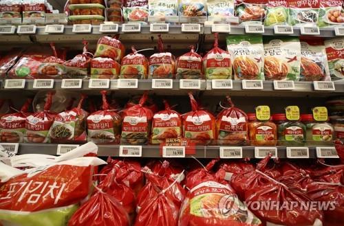 En esta fotografía de archivo, tomada el 21 de abril de 2021, se muestran paquetes de productos de "kimchi" exhibidos en un supermercado de Seúl.