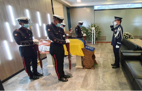 La foto, proporcionada por la Embajada de Corea del Sur ante Colombia, muestra a su agregado militar, Seo Hyun-soo (dcha.), durante el funeral de Álvaro Ricaurte González, un difunto veterano colombiano de la Guerra de Corea, el 2 de enero de 2022 (hora local), en Bogotá. (Prohibida su reventa y archivo)